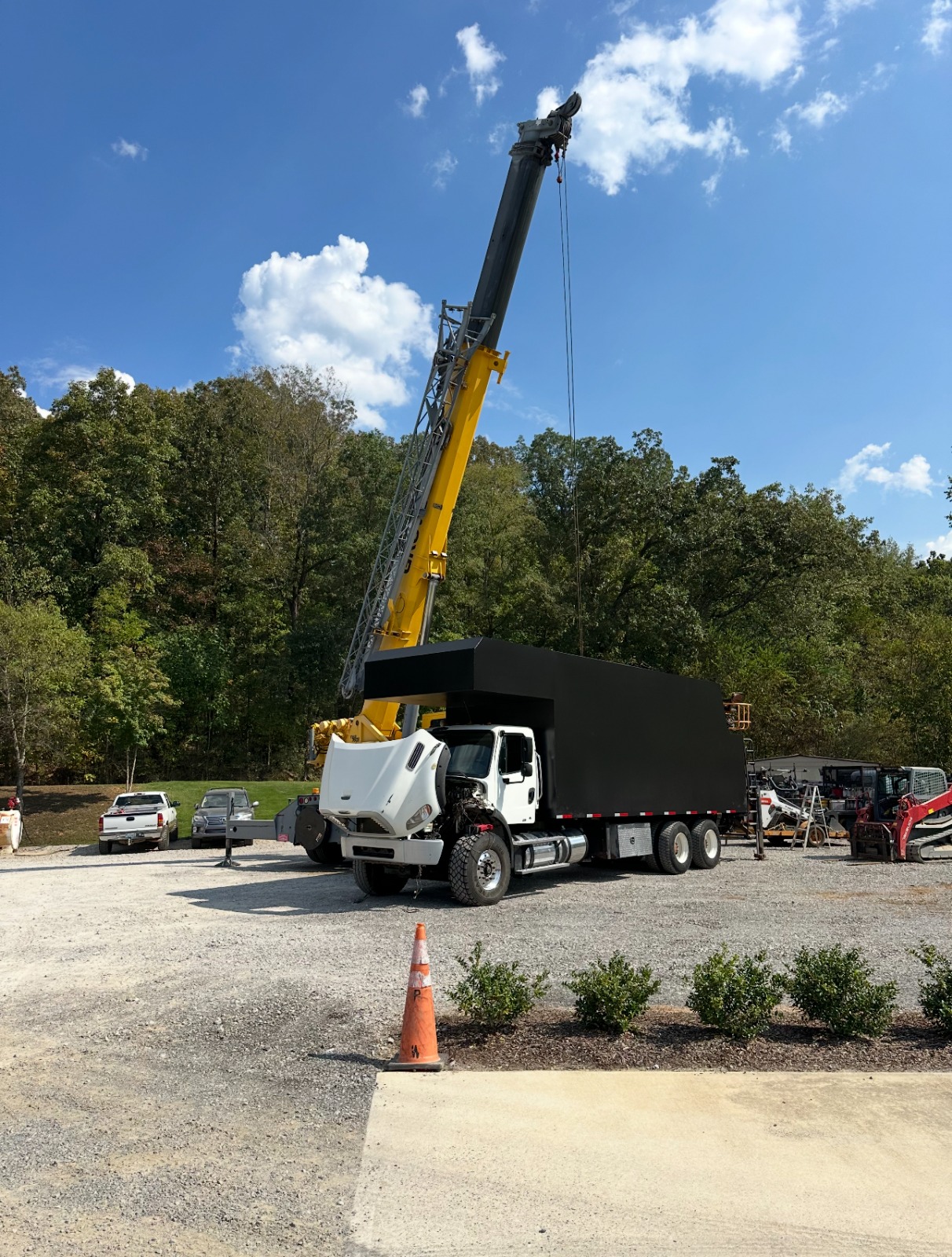 Oversize load crossing a state border with escorts
